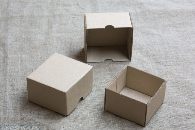 Три картонные пустые коробки