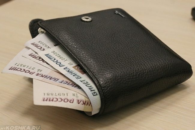 Чёрный кошелёк с деньгами