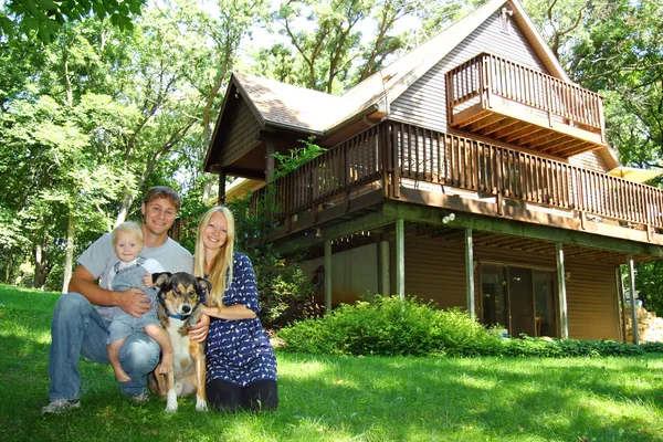 Счастливая семья и собака дом — стоковое фото