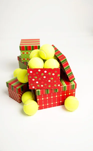 Кучу шаров теннис как подарок на Рождество — стоковое фото