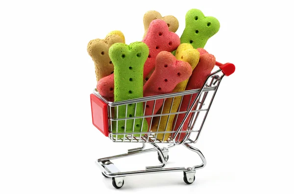 Цветные собака печенье в торговых тележка — стоковое фото