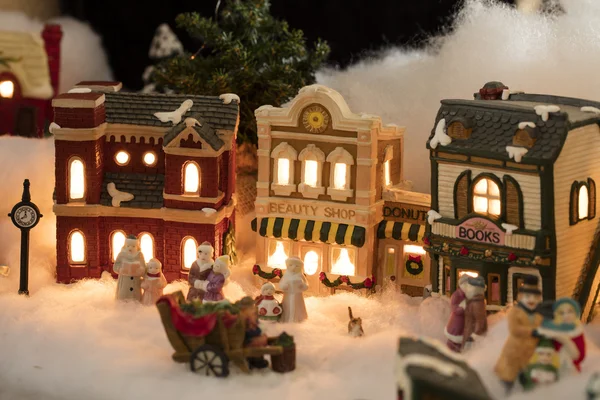 Миниатюрный Рождественская деревня сцена — стоковое фото