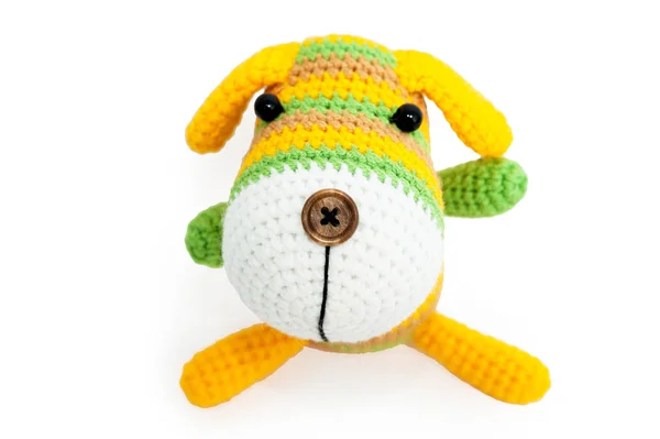 Вязаная игрушка - Полосатая собака сидит — стоковое фото