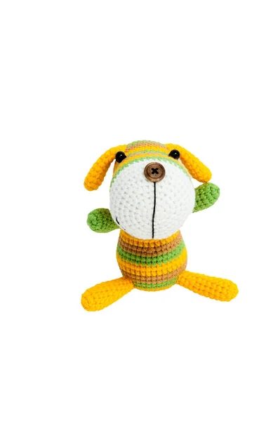 Вязаная игрушка - Полосатая собака сидит — стоковое фото