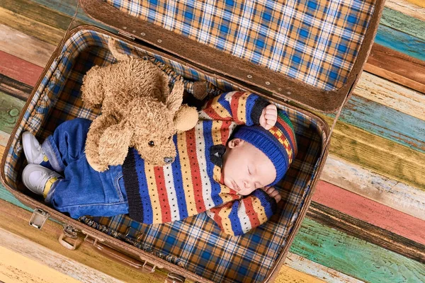 Маленький ребенок спал в чемодан — стоковое фото
