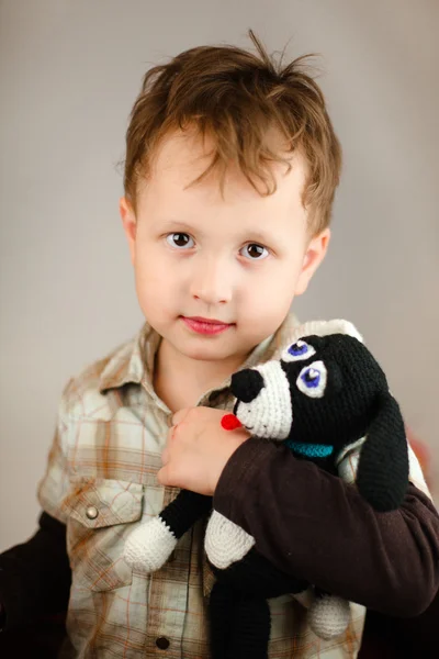 Мальчик с игрушкой в руках — стоковое фото