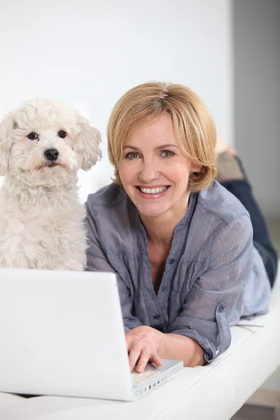 На домашний ноутбук, с собака — стоковое фото